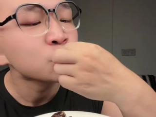 这个小小的牛肉肠未免也太好吃了吧！！好紧实好有牛肉味儿！太香了！#牛肉肠 #炭烤肠 #肉肠 #追剧小零食