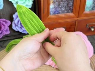 用扭扭棒做“会发光的”巨型玫瑰，闺蜜们看过来！ #万物皆可扭扭棒 #扭扭棒手工 #扭扭棒巨型玫瑰 #扭扭棒玫瑰花