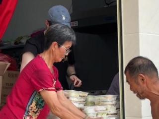 在汕头一间不起眼的门面房里，供养凡人五脏庙，补取人间缺处天 #人间温暖#江中猴姑饼干 #四羊