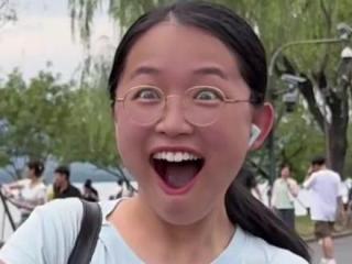 杭州西湖碰拳目前最治愈的笑容 #碰拳惊喜挑战 #无心治愈#治愈系笑容#微笑中国行