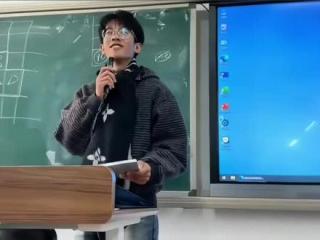 #课堂上的演讲 #高校讲台 #鲁迅先生 “当时他们的嘲讽声好大，差点就盖过了我的意志”