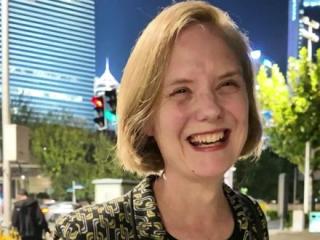 我采访了一位在律所工作的女士 来自赞比亚、在上海律所工作的女士聊了很久。 
她并非出身优渥，从小就懂得存钱。明明下班可以打车，却偏爱骑自行车，热爱运动，简单自律。 
于她而言，